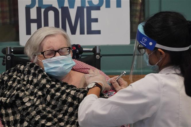 Tiêm vaccine ngừa COVID-19 cho người cao tuổi tại New York, Mỹ. (Ảnh: AFP/TTXVN) Thế giới ghi nhận 3 triệu ca mắc mới COVID-19 trong 28 ngày qua ảnh 1