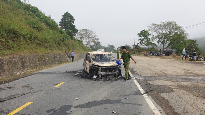 Quảng Nam: Xe ôtô 7 chỗ bị thiêu rụi sau khi phát nổ, 2 người tử vong ảnh 1
