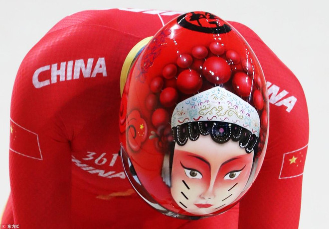 Đội tuyển đạp xe Trung Quốc gây sốt với mũ bảo hiểm mặt người ảnh 1