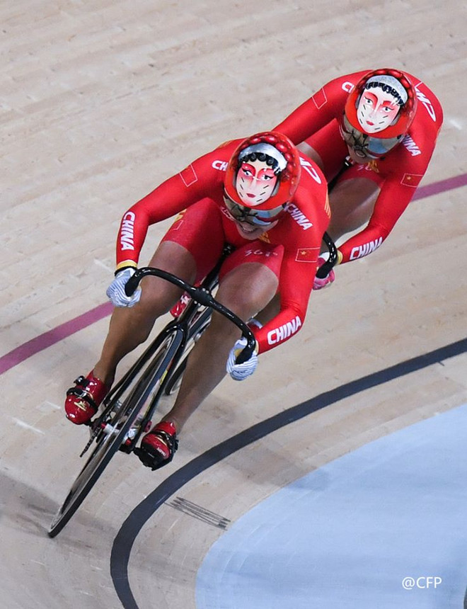 Đội tuyển đạp xe Trung Quốc gây sốt với mũ bảo hiểm mặt người ảnh 2