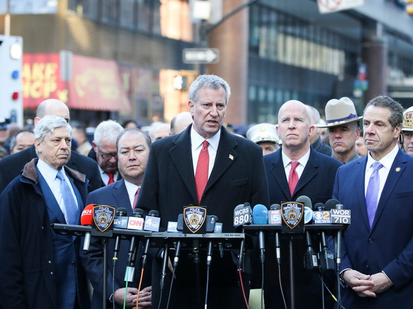 Thị trưởng New York Bill de Blasio (giữa) trong cuộc họp báo ngày 11/12/2017. (Nguồn: THX/TTXVN) New York rút đầu tư khỏi những công ty khai thác nhiên liệu hóa thạch ảnh 1