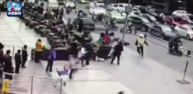 "Xe điên" mất kiểm soát đâm thẳng vào đám đông trên đường ảnh 1