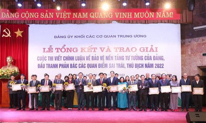 Trao giải cho 32 tác phẩm chính luận bảo vệ nền tảng tư tưởng của Đảng ảnh 2