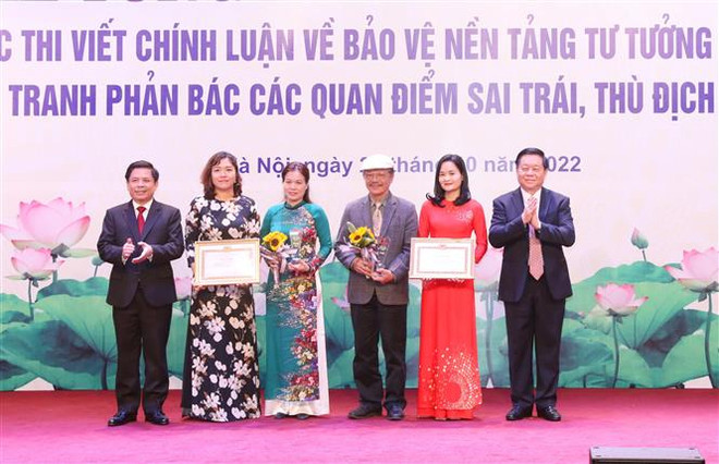 Trao giải cho 32 tác phẩm chính luận bảo vệ nền tảng tư tưởng của Đảng ảnh 1