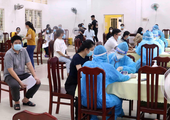 Tiêm vaccine ngừa COVID-19 tại Ludwigsburg, Đức. (Ảnh: AFP/TTXVN) IMFC cảnh báo về sự phục hồi không đồng đều sau đại dịch COVID-19 ảnh 1