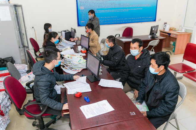 Người lao động được cung cấp miễn phí các thông tin về các thị trường lao động ngoài nước, hỗ trợ vay vốn và tư vấn miễn phí. (Ảnh: Bích Huệ/TTXVN) Nhiều cơ hội việc làm cho người lao động hồi hương tại Nghệ An ảnh 2