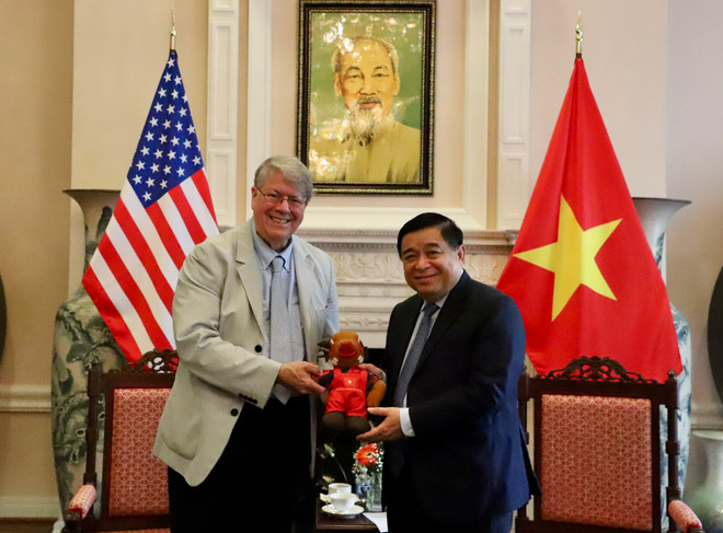 Bộ trưởng Bộ Kế hoạch và Đầu tư Nguyễn Chí Dũng và tiến sỹ Richard Lawton Thurston, nguyên Phó Chủ tịch TSMC. (Ảnh: MPI/Vietnam+) IMG_5947.JPG