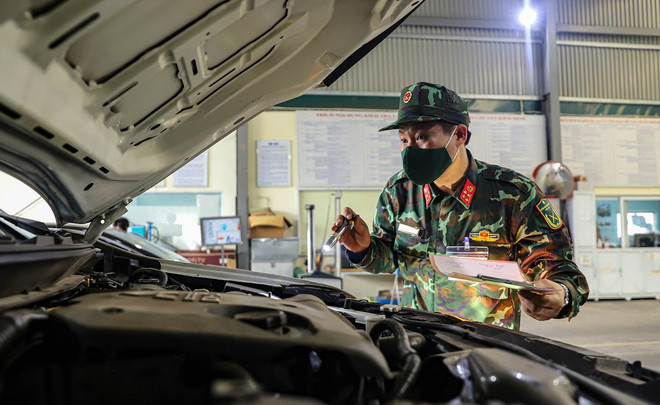 Kiểm định viên quân sự chi viện đăng kiểm đã bắt tay vào ‘khám xe’ ảnh 1