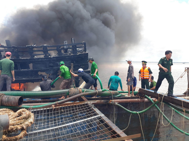 Bến Tre: Hỏa hoạn thiêu rụi cabin tàu cá đang neo đậu tại bến ảnh 1