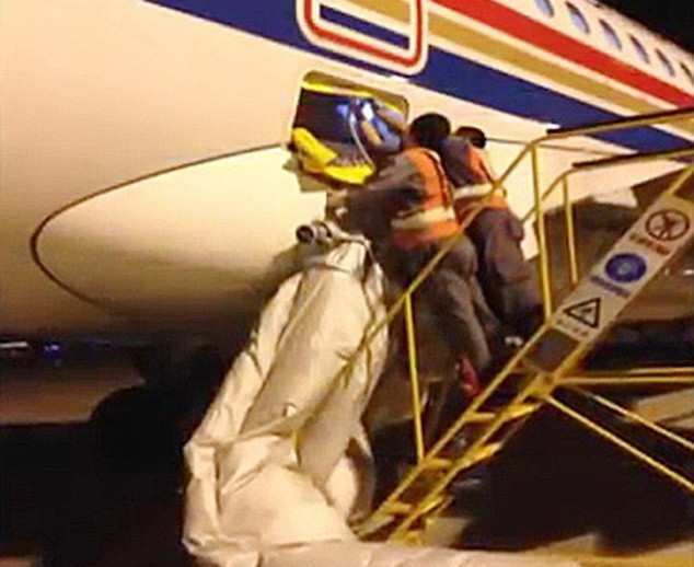 Hành khách Trung Quốc bị bắt vì cố tình mở cửa thoát hiểm ảnh 1