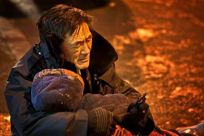 Cảm động hình ảnh người chồng ôm xác vợ giữa trời lạnh -24 độ C ảnh 1