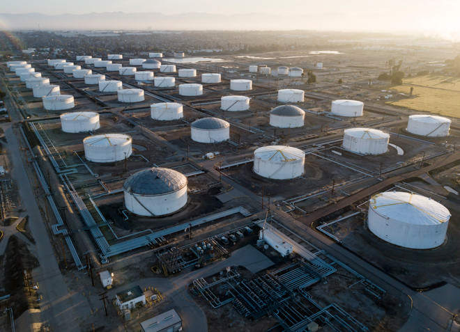 Bể chứa dầu tại kho dự trữ ở Carson, California, Mỹ. (Ảnh: AFP/TTXVN) ttxvn-0612giadau-825.jpg