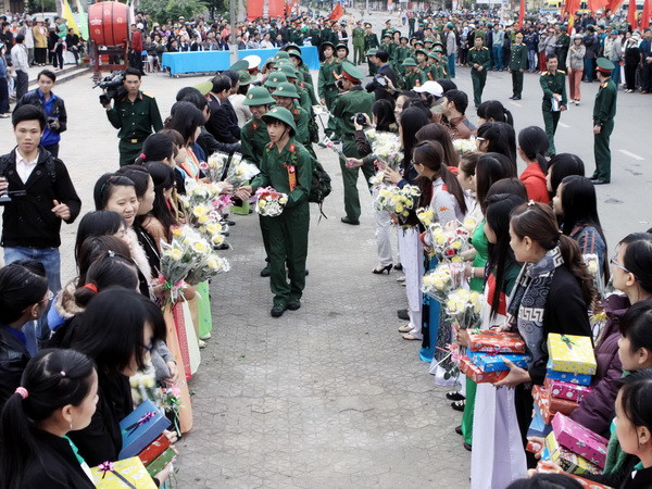 Quảng Ngãi tưng bừng ngày hội giao quân đầu năm 2014 ảnh 1