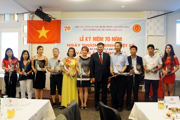 Cộng đồng người Việt tại Đức tri ân các anh hùng liệt sỹ ảnh 2