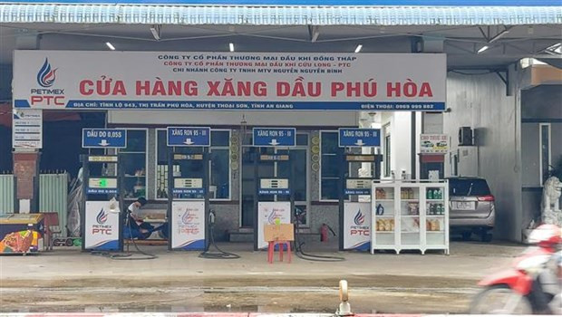 Cửa hàng xăng dầu Phú Hòa nằm trên đường tỉnh lộ 943, gần khu công nghiệp Phú Hòa, huyện Thoại Sơn, tỉnh An Giang treo bảng hết xăng. (Ảnh: Công Mạo/TTXVN) Loạt cây xăng đóng cửa: "Lỏng lẻo" trong phối hợp liên bộ ảnh 1