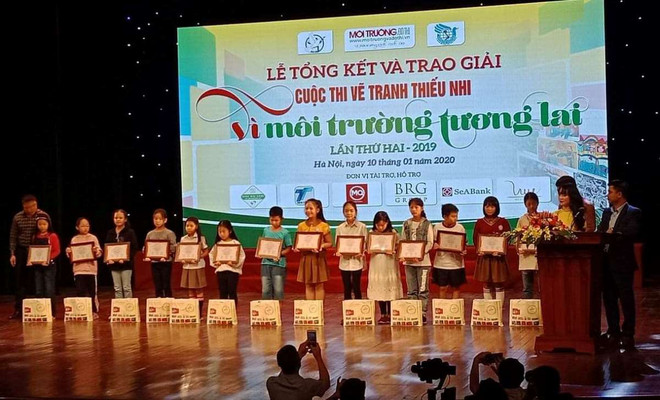 Lễ trao giải cuộc thi vẽ tranh thiếu nhi vì môi trường tương lai lần thứ 2 năm 2019. (Ảnh: Hùng Võ/Vietnam+) “Hạn hán” giành giải nhất vẽ tranh thiếu nhi vì môi trường tương lai ảnh 1