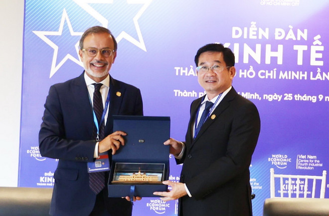 Ông Dương Ngọc Hải (phải), Phó Chủ tịch UBND Thành phố Hồ Chí Minh tặng quà lưu niệm cho ông Ricardo Valente, Phó Thị trưởng thành phố Porto. (Ảnh: Hứa Chung /TTXVN) ttxvn_thanh_pho_ho_chi_minh_tiep_pho_thi_truong_thanh_pho_porto_bo_dao_nha_2_resize.jpg
