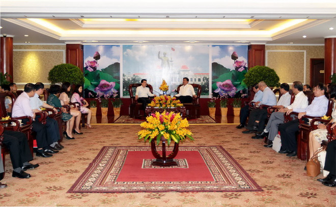 Bí thư Thành ủy Đinh La Thăng tiếp đoàn. (Ảnh: Thanh Vũ/TTXVN) Thành phố Hồ Chí Minh đẩy mạnh kết nối hợp tác với các nước ảnh 1