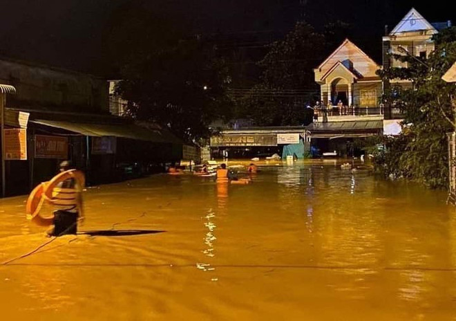 Bình Phước: Mưa lớn gây ngập sâu diện rộng, một khu phố bị cô lập ảnh 1