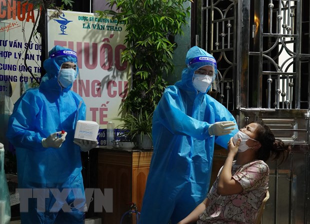Lấy mẫu xét nghiệm sàng lọc COVID-19 cho người dân thành phố Phủ Lý. (Ảnh: Thanh Tuấn/TTXVN) Thứ trưởng Trần Văn Thuấn: Bộ Y tế chưa mua test kháng nguyên nhanh ảnh 3