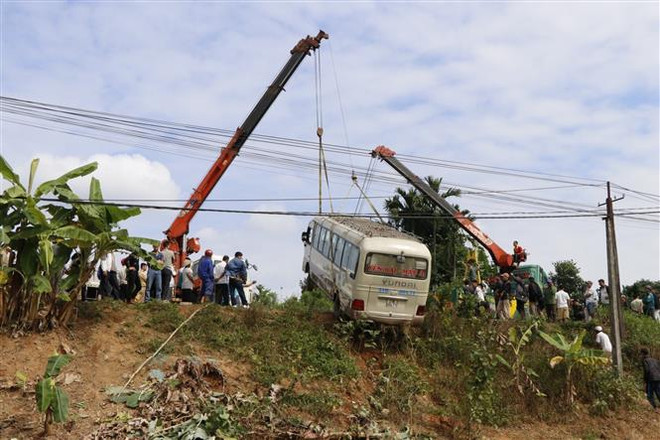 Yên Bái: Xe khách lao xuống ruộng, 7 người bị thương ảnh 1