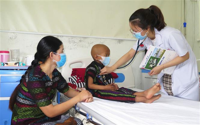 Sức khỏe cháu N. đã ổn định. (Ảnh: Tường Vi/TTXVN) Hỗ trợ 400 triệu đồng chi phí ghép tế bào gốc cứu sống bệnh nhi 5 tuổi ảnh 1