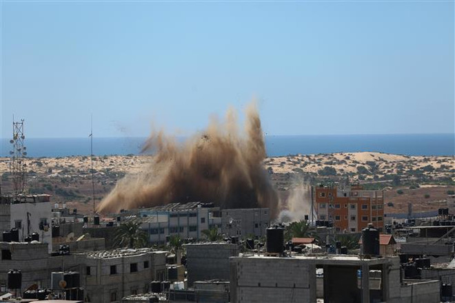 Hiện trường một vụ nổ sau cuộc không kích của Israel xuống thành phố Rafah, Dải Gaza ngày 19/5/2021. (Ảnh: THX/TTXVN) Mỹ và Pháp bất đồng về vấn đề Israel-Palestine tại Hội đồng Bảo an ảnh 1