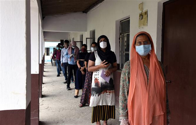 Ấn Độ sẽ khuyến nghị đeo hai khẩu trang để ngăn chặn dịch lây lan ảnh 1