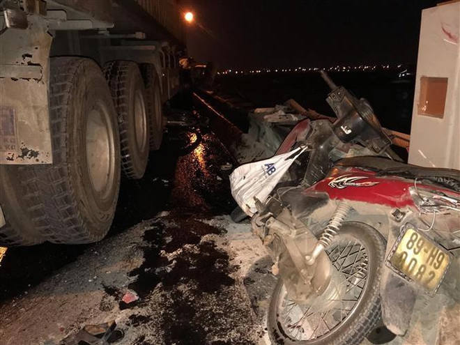 Hai người tử vong vì đi xe máy trên cao tốc rồi đâm vào ôtô đầu kéo ảnh 1