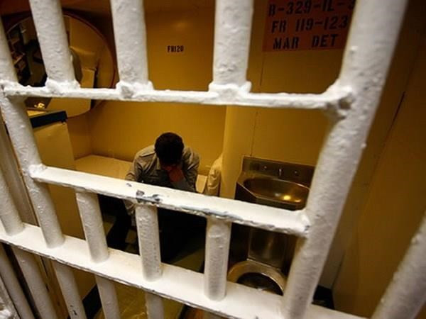 Truy tố nguyên cán bộ quản giáo thiếu trách nhiệm để 2 bị can bỏ trốn ảnh 1