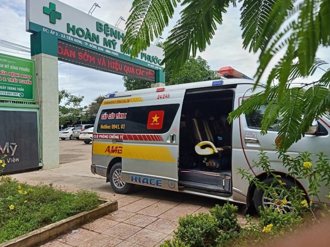 Nhóm bảo vệ Bệnh viện Hoàn Mỹ Bình Phước ngăn cản xe của nhóm thiện nguyện vào bệnh viện chở bệnh nhân. (Ảnh: TTXVN phát) Thông tin về vụ bảo vệ cản trở xe cứu thương tại Bệnh viện Hoàn Mỹ ảnh 1
