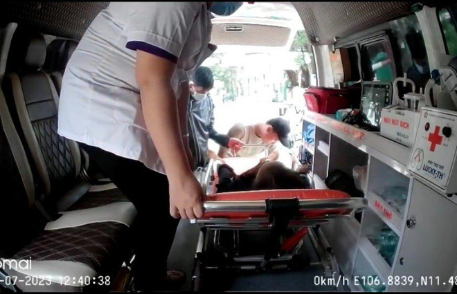 Bệnh nhân được đưa lên xe để chở về quê nhà trong tình trạng sức khỏe suy yếu. (Ảnh: TTXVN phát) Thông tin về vụ bảo vệ cản trở xe cứu thương tại Bệnh viện Hoàn Mỹ ảnh 2