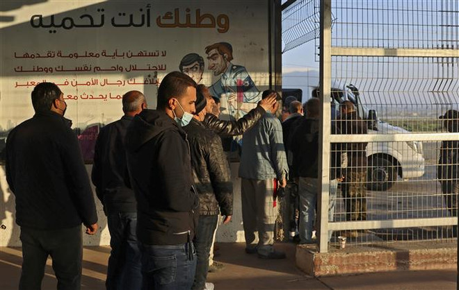Người lao động Palestine chờ qua cửa khẩu Erez vào Israel ngày 23/2. (Ảnh: AFP/TTXVN) Israel mở lại cửa khẩu với Dải Gaza sau khi đánh giá tình hình an ninh ảnh 1