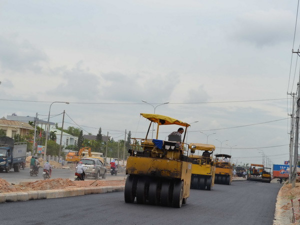 Thi công mở rộng Quốc lộ 1A đoạn qua thị trấn Hà Lam, huyện Thăng Bình. (Ảnh: Đoàn Hữu Trung/TTXVN) Đã nhận tiền đền bù nhưng vẫn đánh người thi hành công vụ ảnh 1