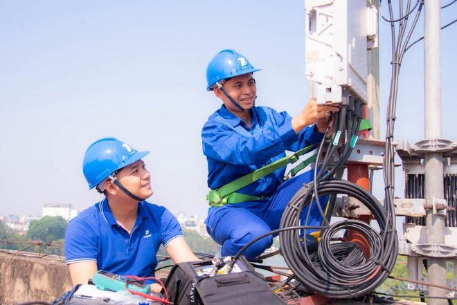 VinaPhone cũng triển khai triển khai hàng loạt giải pháp công nghệ mới, áp dụng cho gần 1.000 trạm 4G và 5G, không chỉ giúp “sóng khỏe – mạng mạnh” mà còn đáp ứng được những nhu cầu về trải nghiệm công nghệ cao, ngày càng đa dạng của khách hàng như AR/VR, game tốc độ cao, IoT, đô thị thông minh… (Ảnh: Thảo Quyên/TTXVN phát) ttxvn_vinaphone.jpeg