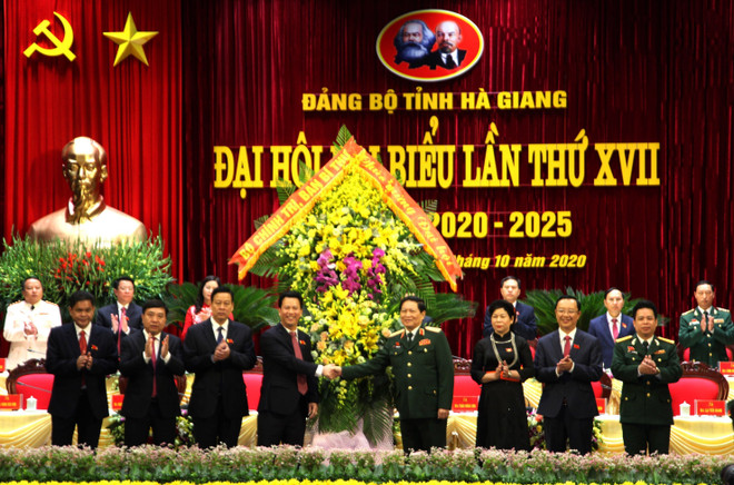 Bộ trưởng Bộ Quốc phòng Ngô Xuân Lịch tặng hoa chúc mừng Đại hội đại biểu Đảng bộ tỉnh Hà Giang lần thứ XVII.( Ảnh: Minh Tâm/TTXVN) Khai mạc Đại hội đại biểu Đảng bộ tỉnh Hà Giang lần XVII ảnh 1