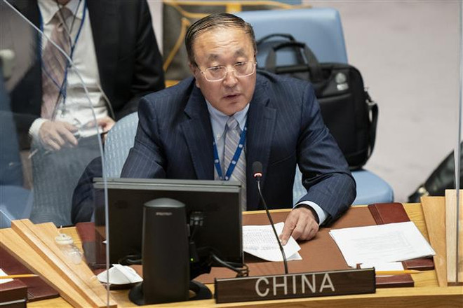 Đại sứ Trung Quốc tại Liên hợp quốc Trương Quân. (Ảnh: AFP/TTXVN) Trung Quốc kêu gọi tạo điều kiện thuận lợi cho đối thoại Nga-Ukraine ảnh 1