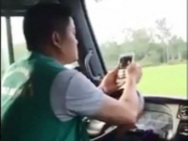 Nghệ An: Triệu tập tài xế xe buýt vừa lái xe vừa sử dụng điện thoại ảnh 1