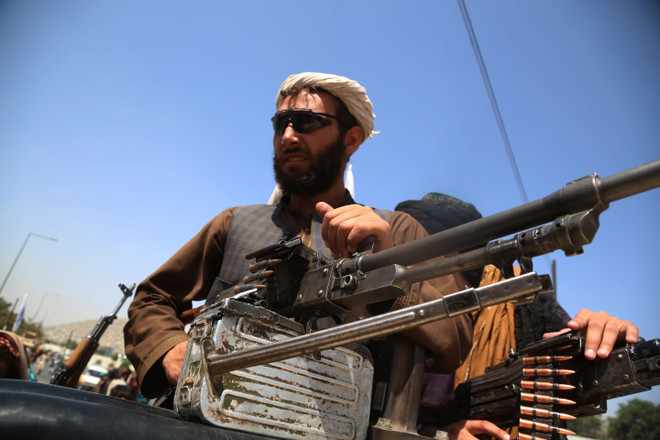 Lực lượng Taliban tuần tra trên đường phố Kabul, Afghanistan. (Ảnh: THX/TTXVN) Taliban tuyên bố 'ân xá' cho Tổng thống Afghanistan Ashraf Ghani ảnh 2
