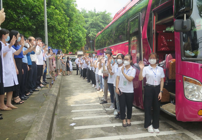 Đến nay đã có gần 1.000 cán bộ, bác sỹ, sinh viên Trường Đại học Y-Dược Thái Nguyên chi viện cho các tỉnh chống dịch COVID-19. (Ảnh: Trần Trang/TTXVN) Tất cả vì “Thành đồng Tổ quốc,” chung sức chống dịch COVID-19 ảnh 2