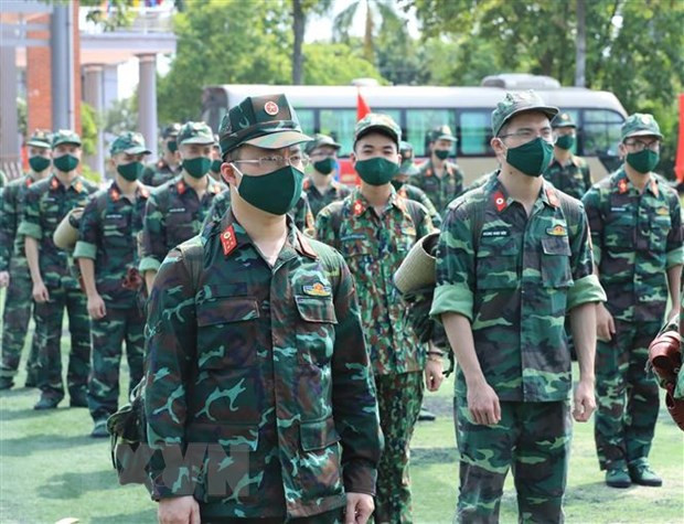 Lực lượng quân y gồm các bác sỹ, y tá, điều dưỡng thuộc Học viên Quân y, Bệnh viện Quân y 103 và Viện Quân y 7 (Quân khu 3) lên đường làm nhiệm vụ tại Thành phố Hồ Chí Minh và tỉnh Bình Dương. (Ảnh: Trọng Đức/TTXVN) Tất cả vì “Thành đồng Tổ quốc,” chung sức chống dịch COVID-19 ảnh 1