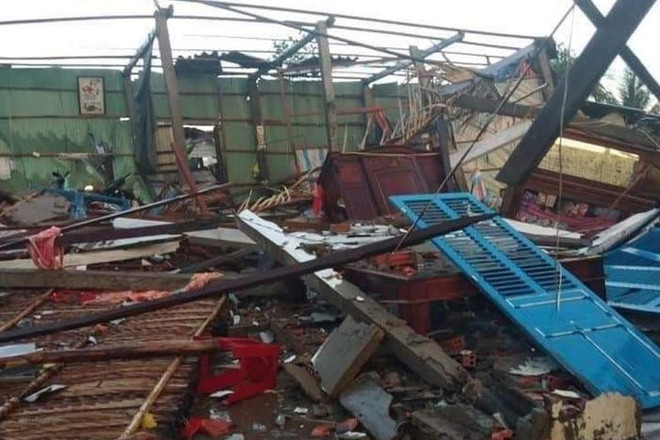 Bến Tre: Giông lốc làm sập 11 căn nhà, tốc mái hơn 100 căn ảnh 1