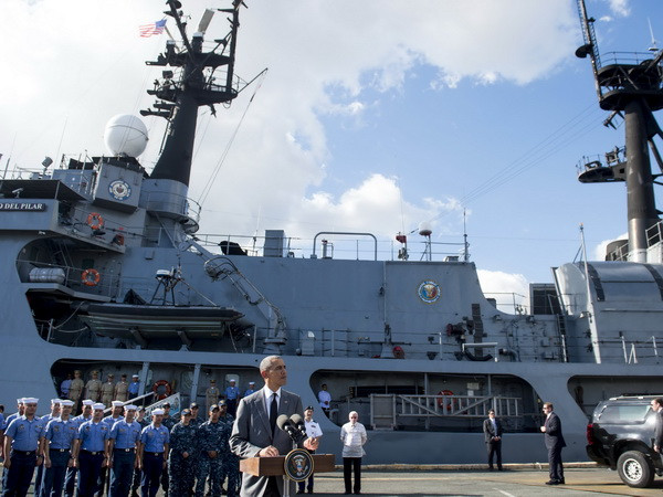 Obama thăm tàu chiến Philippines, ngầm thách thức Trung Quốc ảnh 1