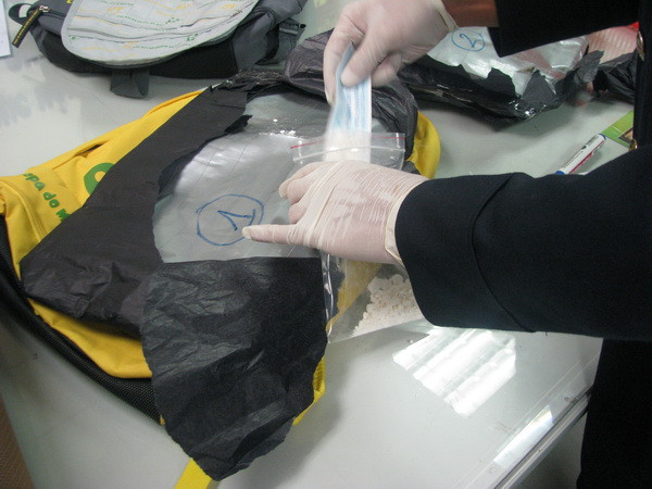 Bắt giữ một nữ du khách mang gần 4kg cocaine vào Việt Nam ảnh 1