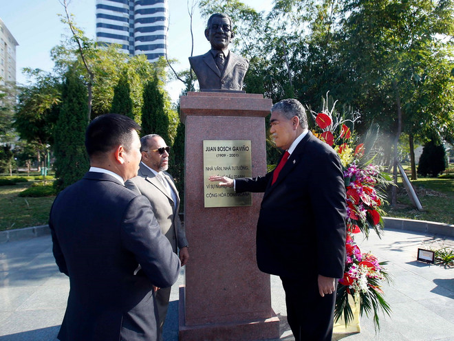 ttxvn doan_dai_bieu_dang_miu_dominicana_tham_quan_tuong_dai_nha_van_nha_tu_tuong_juan_bosch_gavino_resize.jpg