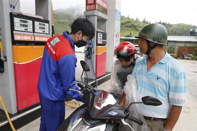 Mua bán xăng dầu tại một điểm kinh doanh trên địa bàn tỉnh Lào Cai. (Ảnh: Trần Việt/TTXVN) Doanh nghiệp xăng dầu lo lắng khi 7 đơn vị đầu mối bị tước giấy phép ảnh 2