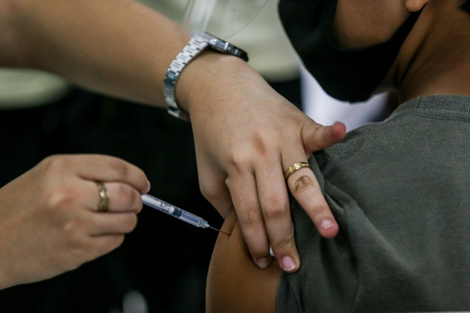 Moderna Inc: Vaccine ngừa COVID-19 sẽ có hiệu quả thấp hơn với Omicron ảnh 1