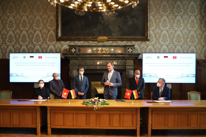 Doanh nghiệp Đức-Việt ký thỏa thuận khung xây nhà máy nước ở Long An ảnh 1