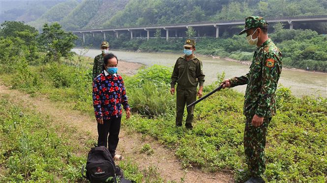 Lực lượng biên phòng Lào Cai phát hiện, bắt giữ công dân nhập cảnh trái phép. (Ảnh minh họa: TTXVN phát) Xử phạt nhiều trường hợp vi phạm phòng chống dịch COVID-19 ảnh 2