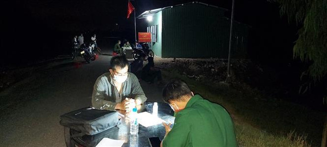 Đối tượng buôn lậu tại Tây Ninh bị cơ quan chức năng bắt giữ. (Ảnh: Thanh Tân/TTXVN) Xử phạt nhiều trường hợp vi phạm phòng chống dịch COVID-19 ảnh 1